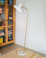 Cargar imagen en el visor de la galería, Portátil de Pie Orion – Base de Mármol Negro y Pantalla Galponera | Rosca E27