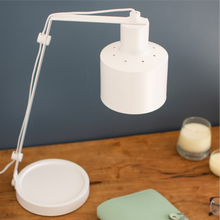 Cargar imagen en el visor de la galería, Lámpara de Escritorio Harek – Luz Direccionada | Diseño Metálico Blanco o Gris