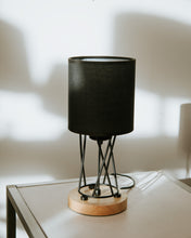 Cargar imagen en el visor de la galería, Lámpara de mesa Nápoles  con pantalla de tela, metal y madera
