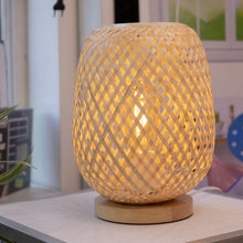 Cargar imagen en el visor de la galería, Lámpara de mesa Tejida - Bambú con base de madera