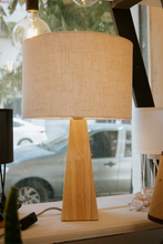Cargar imagen en el visor de la galería, Lámpara de Mesa Kala - Madera y Pantalla de Tela