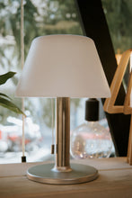 Cargar imagen en el visor de la galería, Lámpara Portátil Solar De Mesa Dimerizable