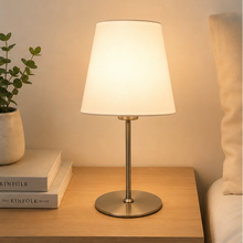 Cargar imagen en el visor de la galería, Lámpara De Mesa Portátil Níquel Con Pantalla Blanca E27 en mesa de luz