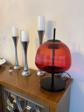 Cargar imagen en el visor de la galería, Lampara de mesa roja vidrio y metal