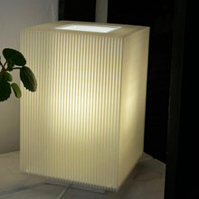 Cargar imagen en el visor de la galería, Lámpara portátil impresa en 3D modelo Kube box rectangular 22cm blanca industria nacional