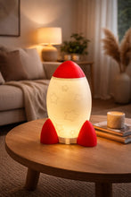 Cargar imagen en el visor de la galería, Veladora Infantil 3D Cohete LED – Luz Nocturna Decorativa para Habitación de Niños