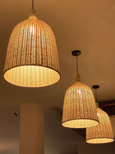 Cargar imagen en el visor de la galería, Lámpara colgante Praga de ratán 35 cm – Estilo natural y cálido