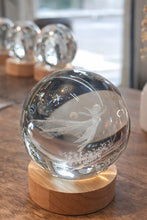 Cargar imagen en el visor de la galería, Veladora Decorativa Esfera de Cristal, Base de Madera Ficha USB Luz Calida o RGB
