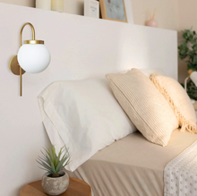 Cargar imagen en el visor de la galería, Aplique de pared Bolonia - vidrio y metal