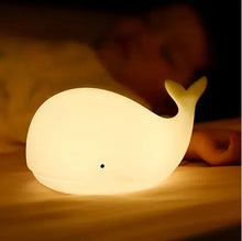 Cargar imagen en el visor de la galería, luminaria veladora ballenita kawai con distintos colores de luz, de silicona suave y touch
