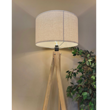 Cargar imagen en el visor de la galería, Detalle de lámpara trípode de madera con diseño contemporáneo y cálido