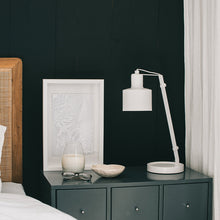 Cargar imagen en el visor de la galería, Lámpara de Escritorio Harek – Luz Direccionada | Diseño Metálico Blanco o Gris
