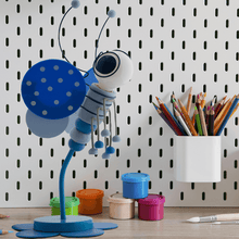 Cargar imagen en el visor de la galería, Lampara de mesa Abeja diseño infantil