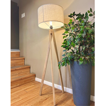 Cargar imagen en el visor de la galería, Lámpara de Pie Trípode de Madera – Moderna y Elegante
