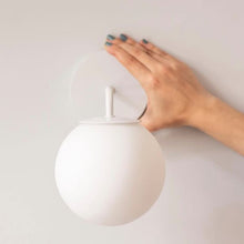 Cargar imagen en el visor de la galería, Aplique de pared Globo - Moderno con globo opalino
