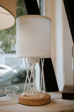 Cargar imagen en el visor de la galería, Lámpara de mesa Nápoles  con pantalla de tela, metal y madera

