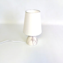 Cargar imagen en el visor de la galería, Portatil de Mesa Blanca con  Pantalla y Base Efecto Mármol E14
