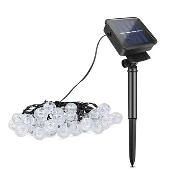 Guirnalda solar LED 3000K con 30 luces tipo bolita y 8 modos, ideal para exteriores y Navidad.