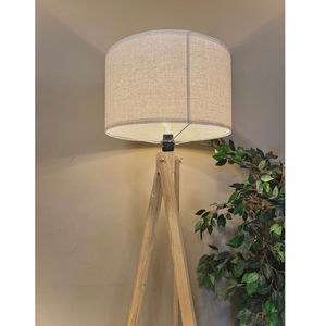 Detalle de lámpara trípode de madera con diseño contemporáneo y cálido