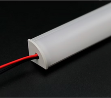 Cargar imagen en el visor de la galería, Perfil de aluminio esquinero con luz led integrada de 36w y 4000K. 200cm de largo. Sobre fondo negro
