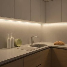Cargar imagen en el visor de la galería, Cocina con mesada iluminada por perfil de aluminio con luz led neutra de 36w y 200cm
