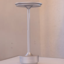 Cargar imagen en el visor de la galería, luminaria mesa portátil recargable plateada dorada luz led 
