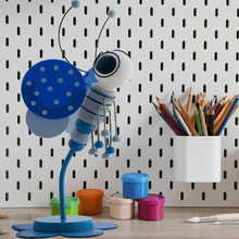 Cargar imagen en el visor de la galería, Lampara de mesa Abeja diseño infantil
