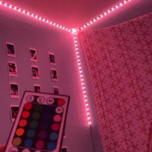 Cargar imagen en el visor de la galería, Cinta led RGB con fuente y control en una habitación ambiente
